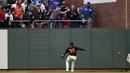 Pemain San Francisco Giants, Carlos Moncrief berusaha mengejar bola hasil pukulan pemain Chicago Cubs, Javier Baez pada lanjutan MLB di AT&T Park, an Francisco, (7/8/2017). San Francisco kalah 3-5 dari Cubs. (AP/Marcio Jose Sanchez)