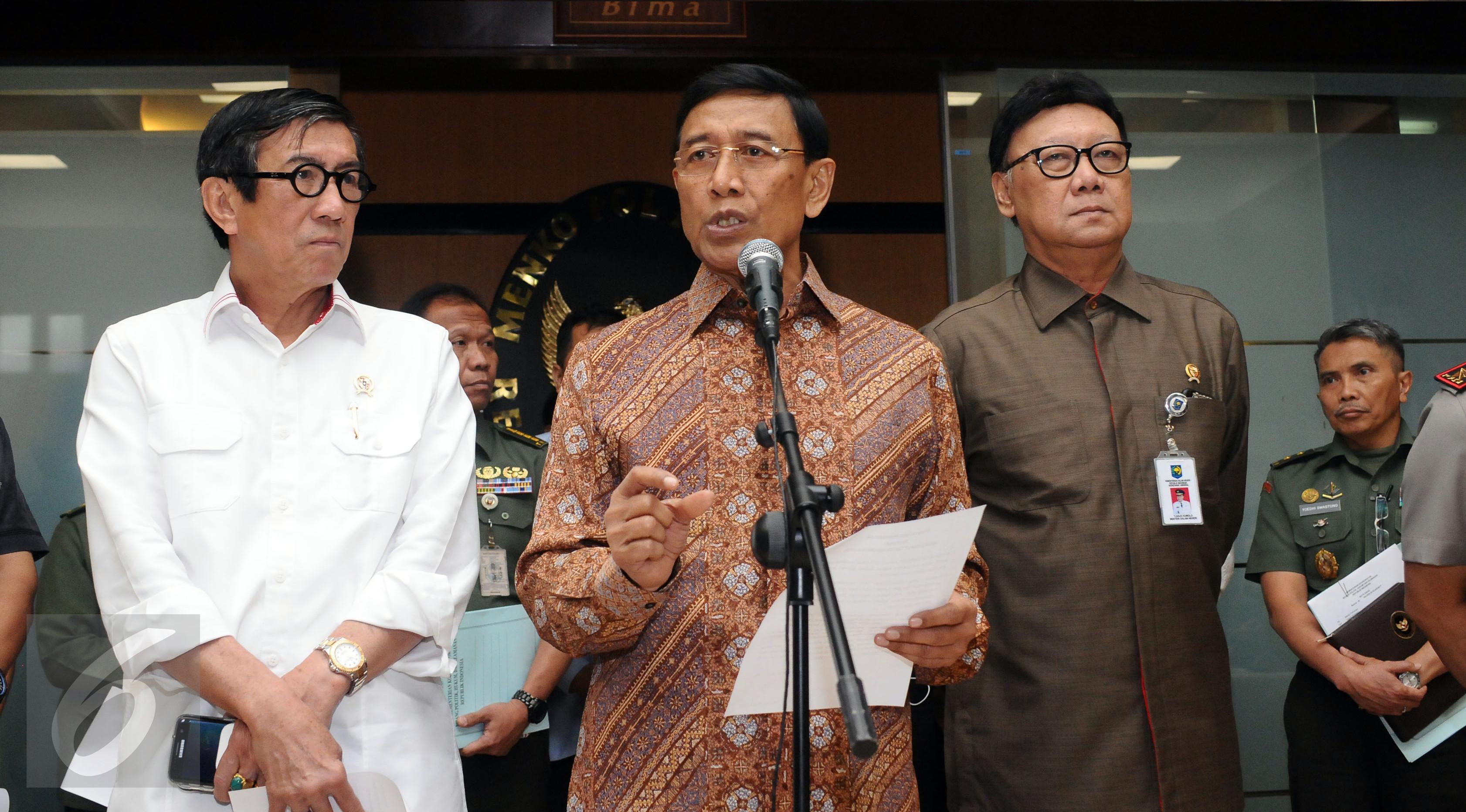 Menkopohukam Wiranto (tengah) mengumumkan pembubaran ormas Hizbut Tahrir Indonesia (HTI) di Jakarta, Senin (8/5). Dalam jumpa pers hadir Kapolri Jenderal Tito Karnavian, Mendagri Tjahjo Kumolo dan Menkumham Yasonna Laoly. (Liputan6.com/Helmi Fithriansyah)