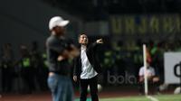 Pelatih Persib Bandung, Djadjang Nurdjaman memberikan instruksi kepada timnya saat melawan Persipura pada lanjutan Liga 12017 di Stadion GBLA, Bandung, Minggu (7/5/2017). (Bola.com/Nicklas Hanoatubun)