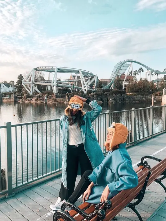 Ansambel wajib liburan ke luar negeri adalah mantel atau coat. Lihatlah OOTD mereka yang niat pakai long coat yang sama begitu juga topinya. [Foto: Instagram @jscmila]