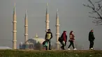 Turis Bulgaria berjalan menuju mobil dengan tas belanja di Edirne, dekat perbatasan Bulgaria, di Turki, pada 24 Desember 2021. Warga Bulgaria melintasi perbatasan barat Turki dengan mobil dan bus yang penuh sesak, memanfaatkan penurunan lira Turki untuk membeli barang-barang. (AP Photo/Emrah Gurel)
