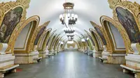 Kiyevskaya Station di Russia yang memiliki lampu gantung disepanjang koridor (Sumber foto: pinterest.com)