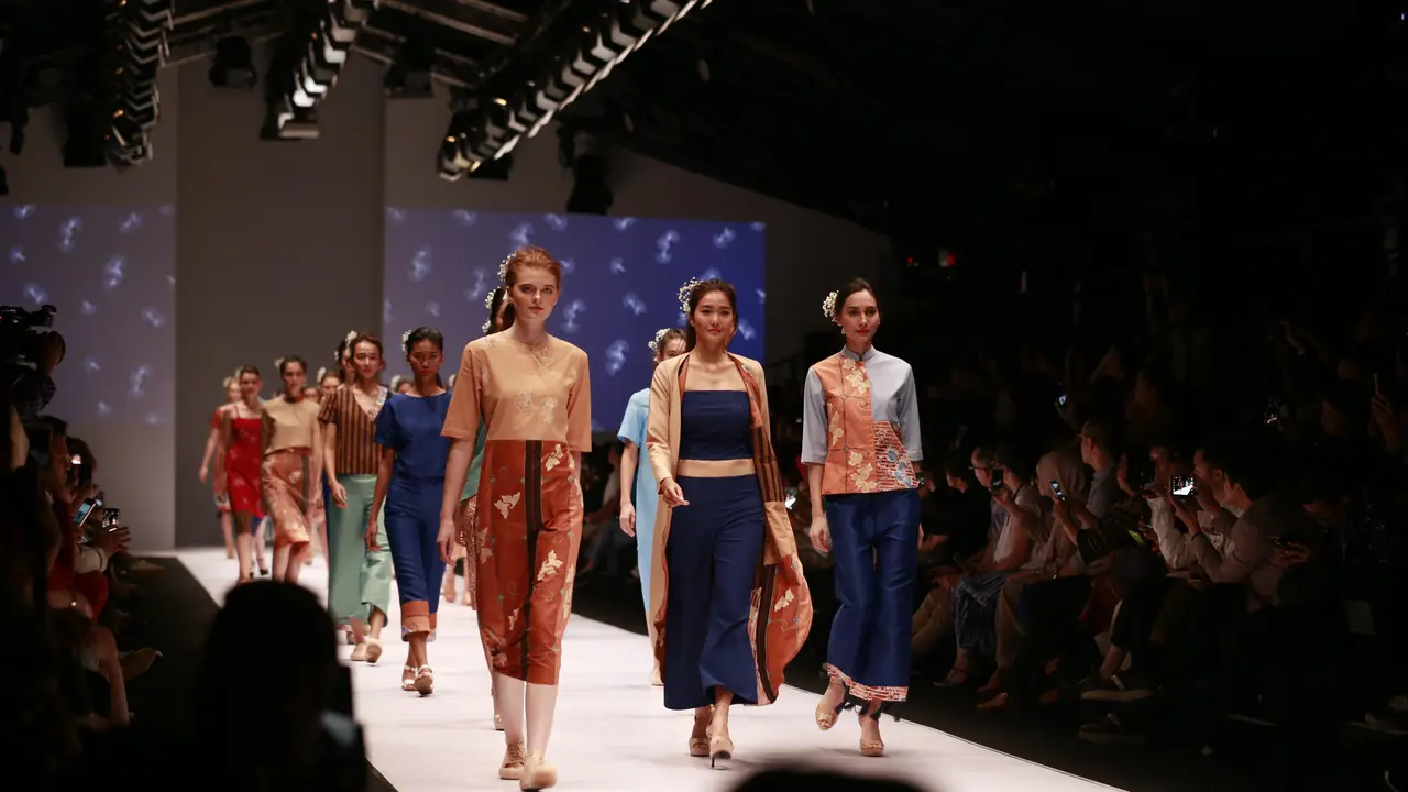 Pagelaran busana karya Iwet Ramadhan bertema I'm Still a Woman di panggung Jakarta Fashion Week (JFW) 2017. (Foto: 