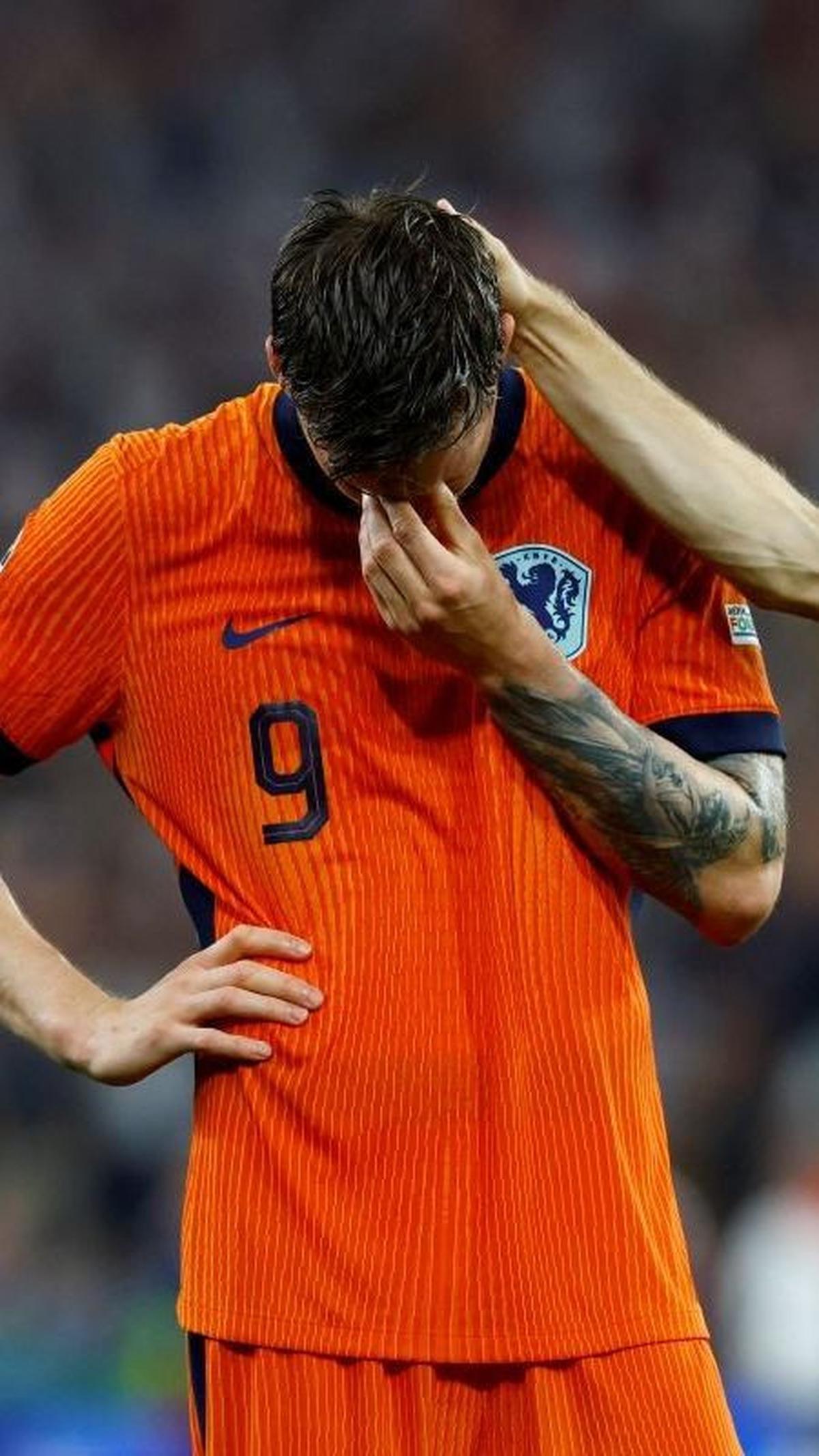 Wout Weghorst yang terlihat sedih usai pertandingan. Foto: REUTERS / Piroschka Van De Wouw