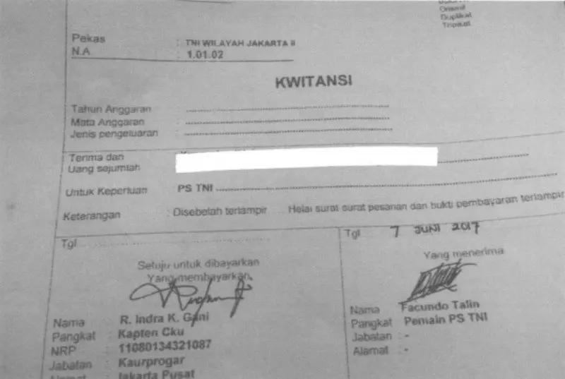 Ilustrasi - Bukti pembayaran gaji pemain PS TNI, Facundo Talin. (Bola.com/Istimewa)