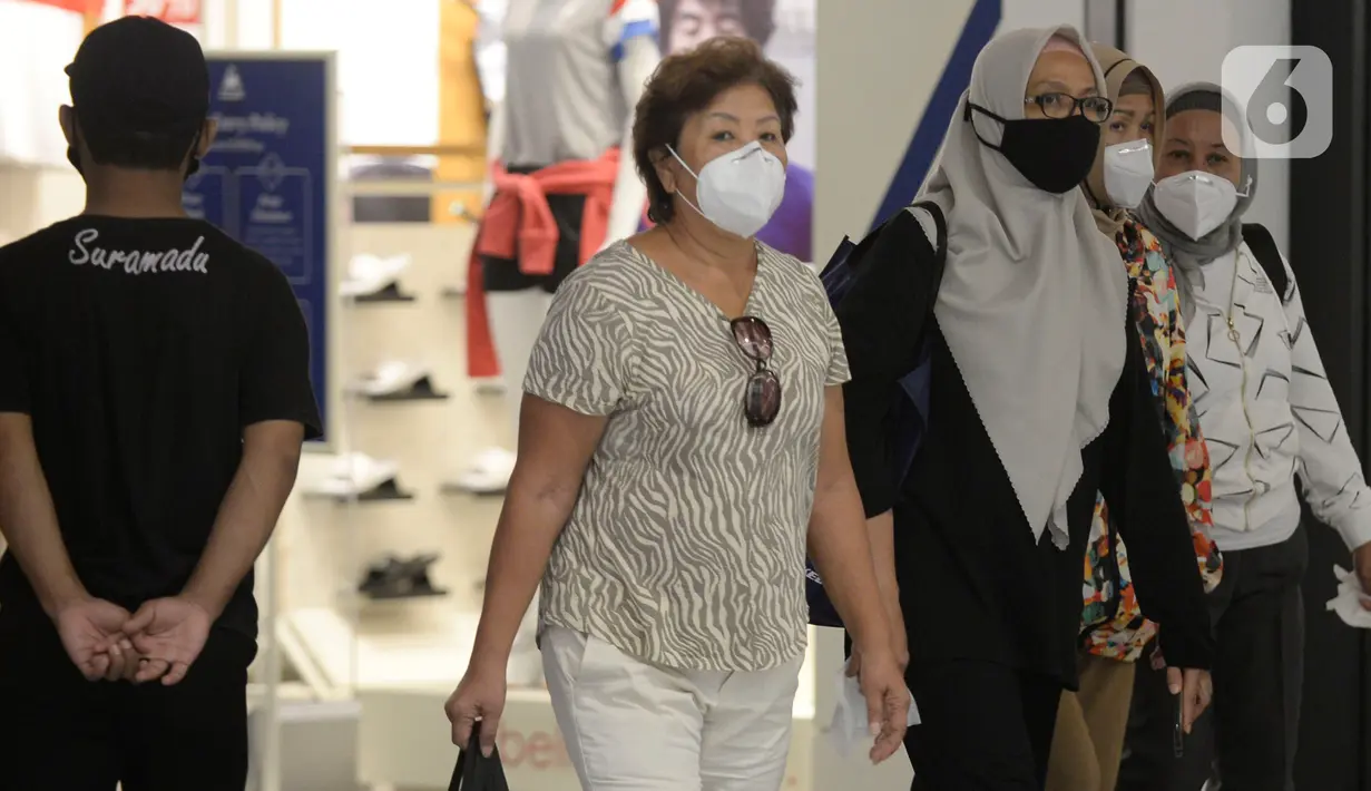 Pengunjung berjalan di AEON Mall setelah kembali dibuka untuk umum di BSD City, Kabupaten Tangerang, Banten, Kamis (13/8/2020). Pemkab Tangerang kembali membuka AEON Mall BSD setelah lebih sepekan ditutup karena dua karyawan pusat perbelanjaan itu positif Covid-19. (merdeka.com/Dwi Narwoko)