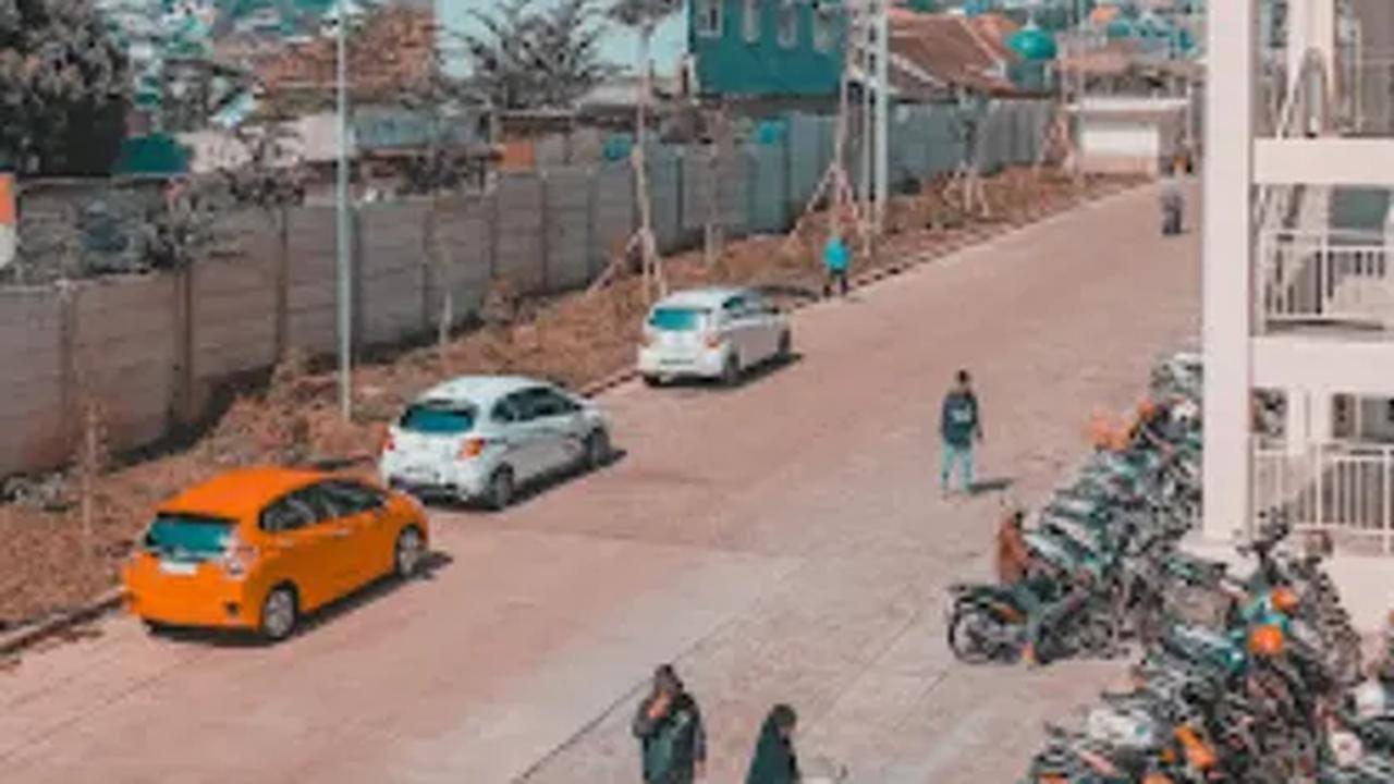 Tempat parkir yang luas juga jadi salah satu kelebihan Pasar Induk Among Tani
