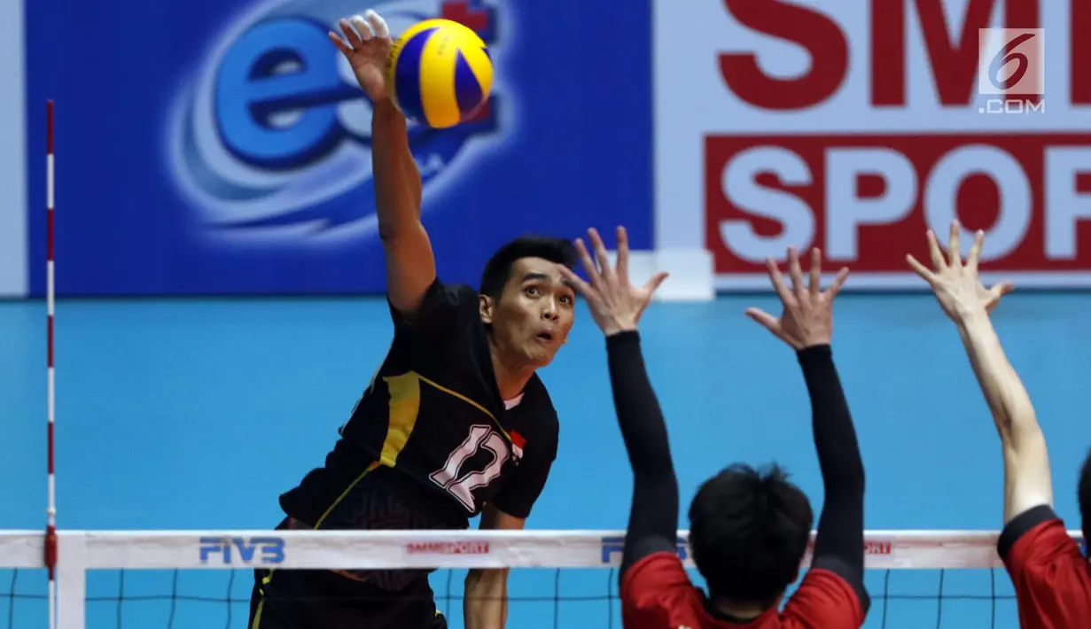 Pemain Timnas voli putra Indonesia, Rivan Nurmulki melakukan smes saat melawan Jepang di Semifinal Kejuaraan Voli Asia 2017 di GOR Tri Dharma, Gresik, Senin (31/7). Indonesia kalah 3-0 (17-25, 24-26, 23-25). (Liputan6.com/Helmi Fithriansyah)
