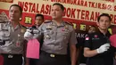 Kapolres Metro Jakarta Barat Kombes Pol Hengki Haryadi menunjukkan barang bukti pengungkapan kasus begal sepeda motor bersenjata api di RS Polri Kramat Jati, Jakarta, Selasa (20/2). (Liputan6.com/Immanuel Antonius)
