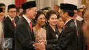 Presiden Joko Widodo memberi selamat kepada Eddy Sariaatmadja sebagai anggota Komisi Ekonomi dan Industri Nasional (KEIN) di Istana Negara, Jakarta, Rabu (20/1/2016). (Liputan6.com/Faizal Fanani)