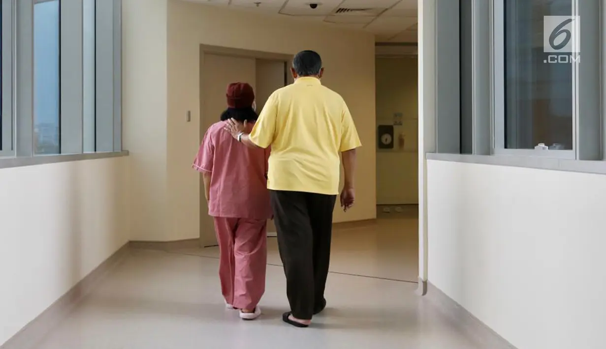 Presiden ke-6 RI Susilo Bambang Yudhoyono atau SBY (kanan) berjalan bersama sang istri Ani Yudhoyono yang tengah menjalani pengobatan di National University Hospital, Singapura. (Liputan6.com/HO)