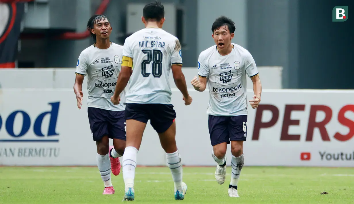 Pemain Rans Nusantara FC, Mitsuru Maruoka (kanan) melakukan selebrasi setelah mencetak gol ke gawang Persija Jakarta pada laga BRI Liga 1 di Stadion Patriot Candrabhaga, Bekasi, Jumat (3/2/2023). Rans Nusantara FC kalah dengan skor 1-3. (Bola.com/M Iqbal Ichsan)