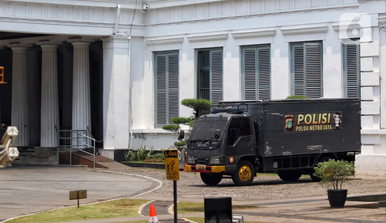 <p>Prioritas saat ini adalah mengindentifikasi dan memperbaiki ruangan museum yang terdampak serta memastikan benda-benda di sana aman usai kebakaran terjadi. "Kami akan berupaya keras untuk memastikan bahwa museum kembali dalam kondisi terbaik secepat mungkin," kata Mahendra. (Liputan6.com/Angga Yuniar)</p>