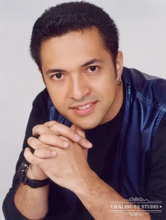 Ini wajah tampan Ari Sihalsale pada tahun 2001. Sejak dulu, ia memang punya   wajah yang tampan. (Foto: instagram.com/malibu62studio)