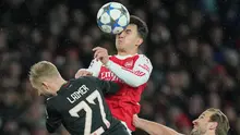 Pemain Arsenal, Martin Zubimendi berduel udara dengan pemain Bayern Munchen, Konrad Laimer dalam laga Liga Champions 2025/2026 di Emirates Stadium, London, Rabu (26/11/2025) waktu setempat. (AP Photo/Kin Cheung)