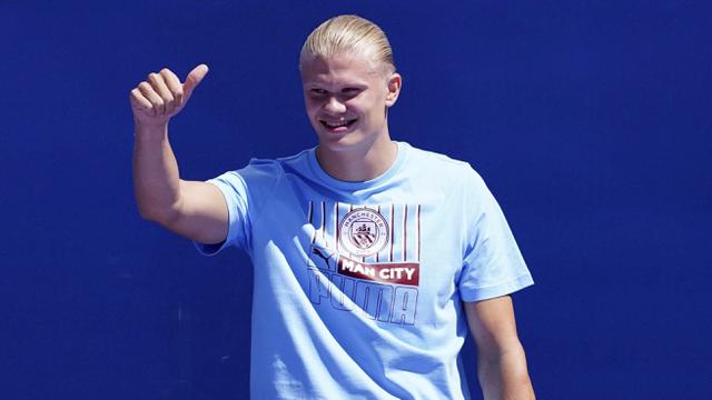 Foto: Tak Sabar Lawan Manchester United, Begini Momen Erling Haaland Saat Dikenalkan oleh Manchester City di Hadapan Para Fans