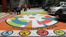 Penampakan mural di halaman depan Kantor Kelurahan Tegal Alur, Jakarta Barat, Rabu (18/4). Mural tersebut dibuat sebagai media informasi adanya Asian Games 2018. (Liputan6.com/Arya Manggala)