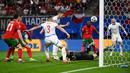 Portugal selamat dari kekalahan setelah gol bunuh diri Robin Hranac akibat salah mengantisipasi bola pantul hasil penyelamatan sang kiper, Jandrich Stanek. (Christophe SIMON / AFP)