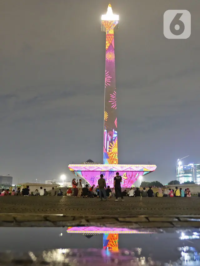 Melihat Pertunjukan Video Mapping di Monas