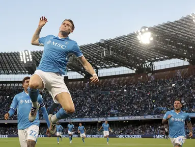 Pemain Napoli, Scott McTominay melakukan selebrasi setelah mencetak gol cepat pada detik ke-25 saat laga lanjutan Liga Italia 2024/2025 melawan Como yang berlangsung di Stadion Diego Armando Maradona, Naples, Italia, Jumat (04/10/2024) WIB. (AP Photo/LaPresse/Alessandro Galofaro)