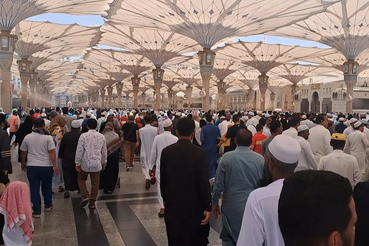 Ribuan jemaah haji menuju Masjid Nabawi, Madinah, Arab Saudi, untuk menjalankan sholat Jumat perdana