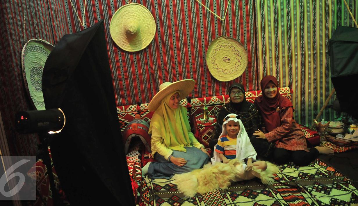 Warga berfoto di sebuah tempat bersantai ala Arab Saudi saat Pameran Budaya Arab Saudi yang digelar di Museum Nasional, Jakarta, Minggu, (27/3). Arab Saudi memperkenalkan budaya mereka agar lebih dikenal oleh Indonesia. (Liputan6.com/Faisal R Syam) 