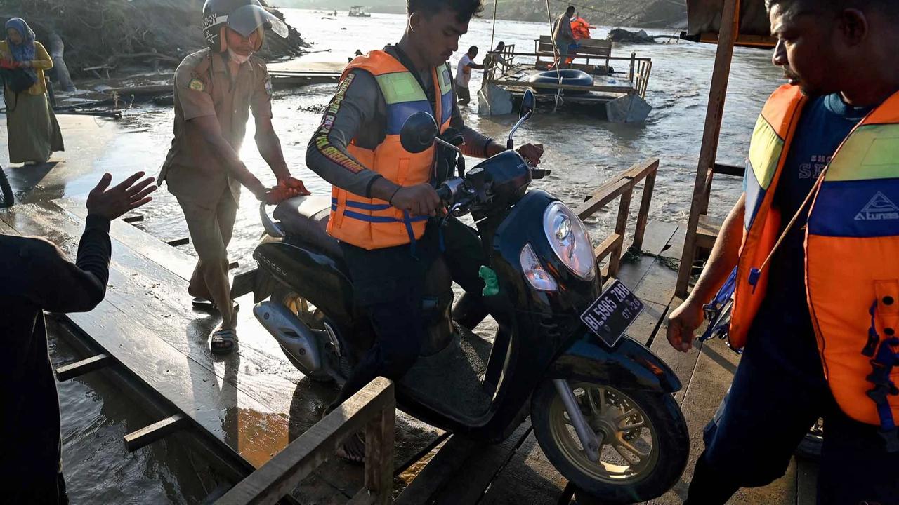 FOTO: Rakit Mandiri Jadi Akses Warga Pasca Putusnya Jembatan Ulee Jalan