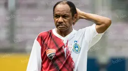 Mantan pemain timnas Indonesia, Rully Nere dan Elly Idris, bersiap tampil melawan Siwo Jaya pada laga Agum Gumelar Cup di SUGBK, Jakarta, Minggu (10/4/2016). Keduanya merupakan mantan bintang Indonesia era 90an. (Bola.com/Vitalis Yogi Trisna)