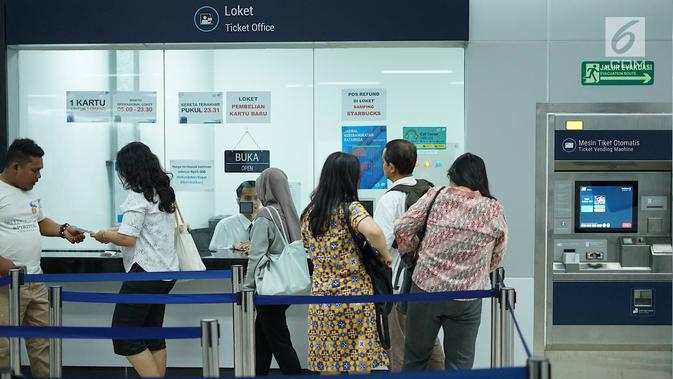 Penumpang mengantre di loket Stasiun MRT Bundaran HI, Jakarta, Jumat (24/5/2019). Transportasi massal MRT mulai beroperasi penuh kembali pascaaksi aksi 22 Mei menolak hasil Pemilu 2019 yang terjadi di Gedung Bawaslu beberapa hari terakhir. (Liputan6.com/Immanuel Antonius)