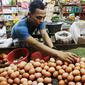 Pedagang menata telur di pasar, Jakarta, Jumat (6/10). Dari data BPS inflasi pada September 2017 sebesar 0,13 persen. Angka tersebut mengalami kenaikan signifikan karena sebelumnya di Agustus 2017 deflasi 0,07 persen. (Liputan6.com/Angga Yuniar)