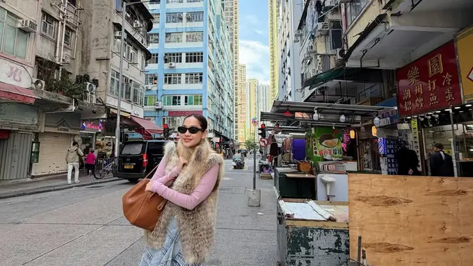 Gaya Unik Bunga Citra Lestari di Hong Kong, Rok dari Jaket Denim yang Curi Perhatian