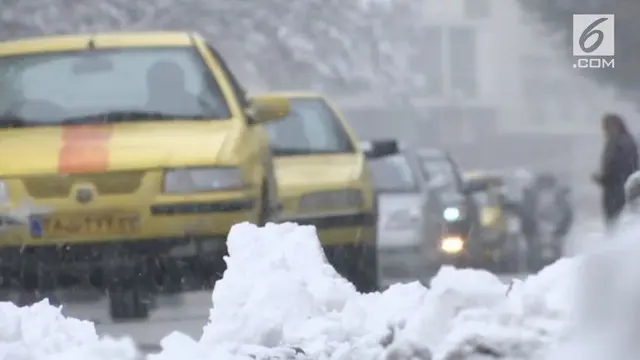 Salju tebal melanda 20 provinsi di Iran. Sekolah serta bandara internasional Imam Khomeini dan bandara Mehrabad ditutup karena salju tebal.