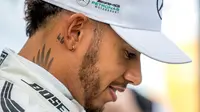 Pebalap Mercedes, Lewis Hamilton, mencatat waktu lap tercepat pada sesi latihan bebas pertama dan kedua F1 GP Australia, Jumat (24/3/2017). (EPA/Srdjan Suki)