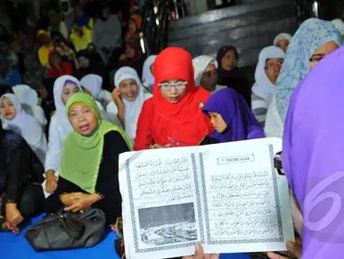 Komisi Pemberantas Korupsi (KPK) menggelar pengajian di depan halaman Gedung KPK, Jakarta, Selasa (17/02/15). Pengajian ini didominasi oleh kaum ibu(Liputan6.com/Faisal R Syam)