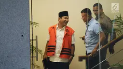 Bupati nonaktif Hulu Sungai Tengah Abdul Latif (kiri) bersiap meninggalkan Gedung KPK Jakarta, Selasa (20/2). Abdul Latif diperiksa sebagai tersangka dugaan suap pengadaan pekerjaan RSUD Damanhuri, Barabai TA 2017. (Liputan6.com/Helmi Fithriansyah)