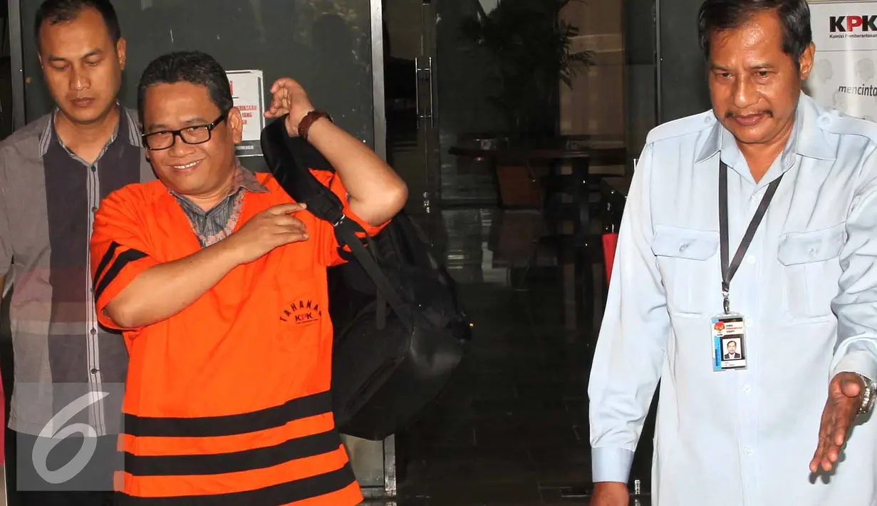 Mantan calon Bupati Lebak 2013-2018 Amir Hamzah ditahan, usai menjalani pemeriksaan di KPK, Jakarta, Selasa (18/8/2015). Amir ditahan karena diduga menyuap mantan Ketua MK Akil Mochtar Rp. 1 M dalam sengketa Pilkada Lebak 2013. (Liputan6.com/Helmi Afandi)