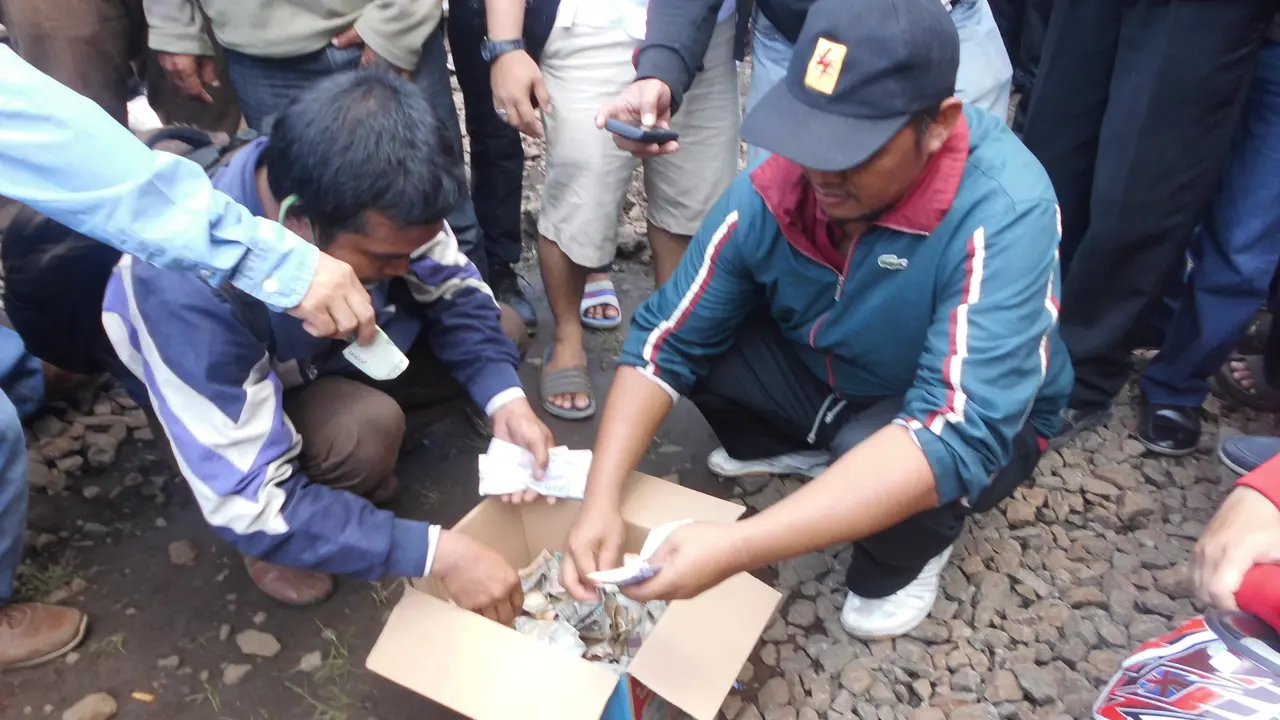 Sindir PT KCJ, Penumpang KRL Bekasi Saweran untuk Beli Gerbong