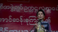 Calon Presiden Myanmar, Aung San Suu Kyi memberikan pidato di Ho Pone, Myanmar, Minggu (6/9/2015). Keinginan Aung untuk menjadi presiden akan terganjal oleh UU yang melarang calon presiden memiliki pasangan warga negara asing. (AFP Photo/Ye Aung)
