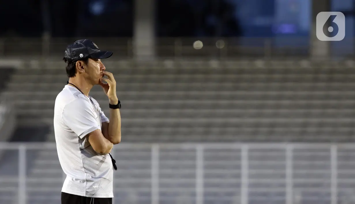 Pelatih Kepala Timnas Indonesia, Shin Tae-yong saat melatih Timnas Indonesia U-19 di Stadion Madya Gelora Bung Karno, Jakarta, Selasa (21/6/2022). Timnas Indonesia U-19 dalam mengarungi Piala AFF U-19 2022 tergabung dalam Grup A bersama Vietnam, Thailand, Myanmar, Brunei Darussalam, dan Filipina. (Liputan6.com/Helmi Fithriansyah)