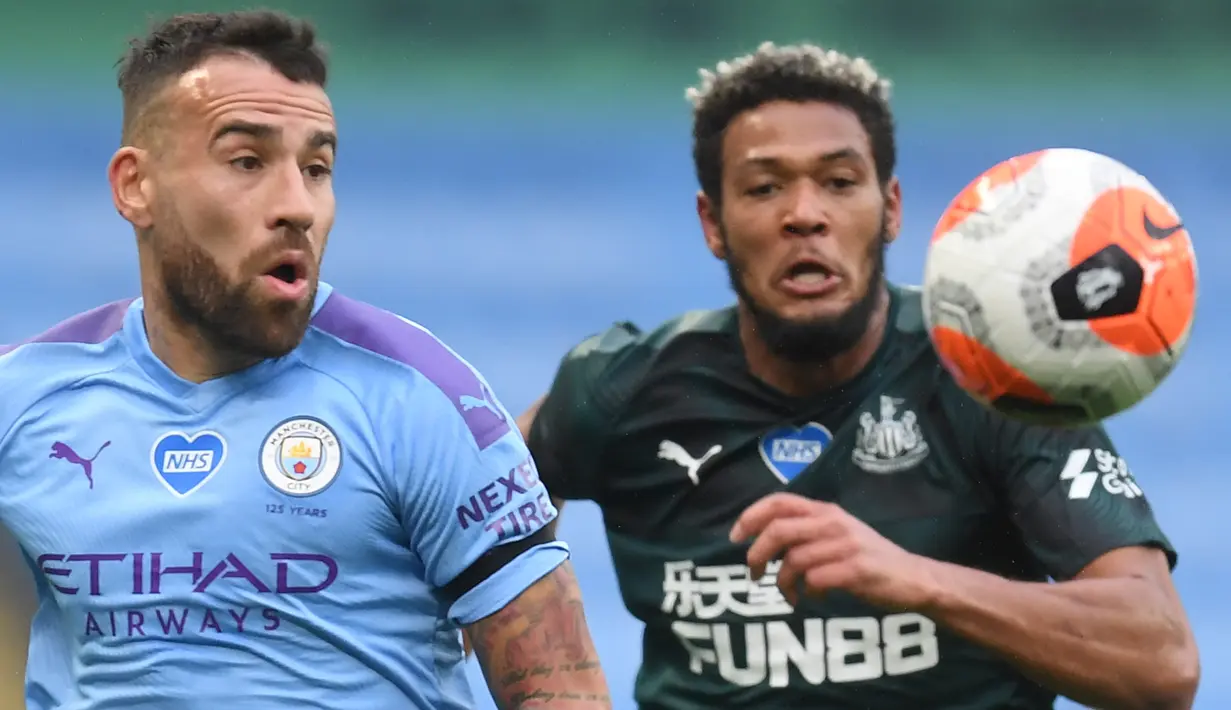 Bek Manchester City,  Nicolas Otamendi, berebut bola dengan striker Newcastle United, Joelinton, pada laga lanjutan Premier League pekan ke-34 di Etihad Stadium, Kamis (9/7/2020) dini hari WIB. Manchester City menang 5-0 atas Newcastle. (AFP/Michael Regan/pool)