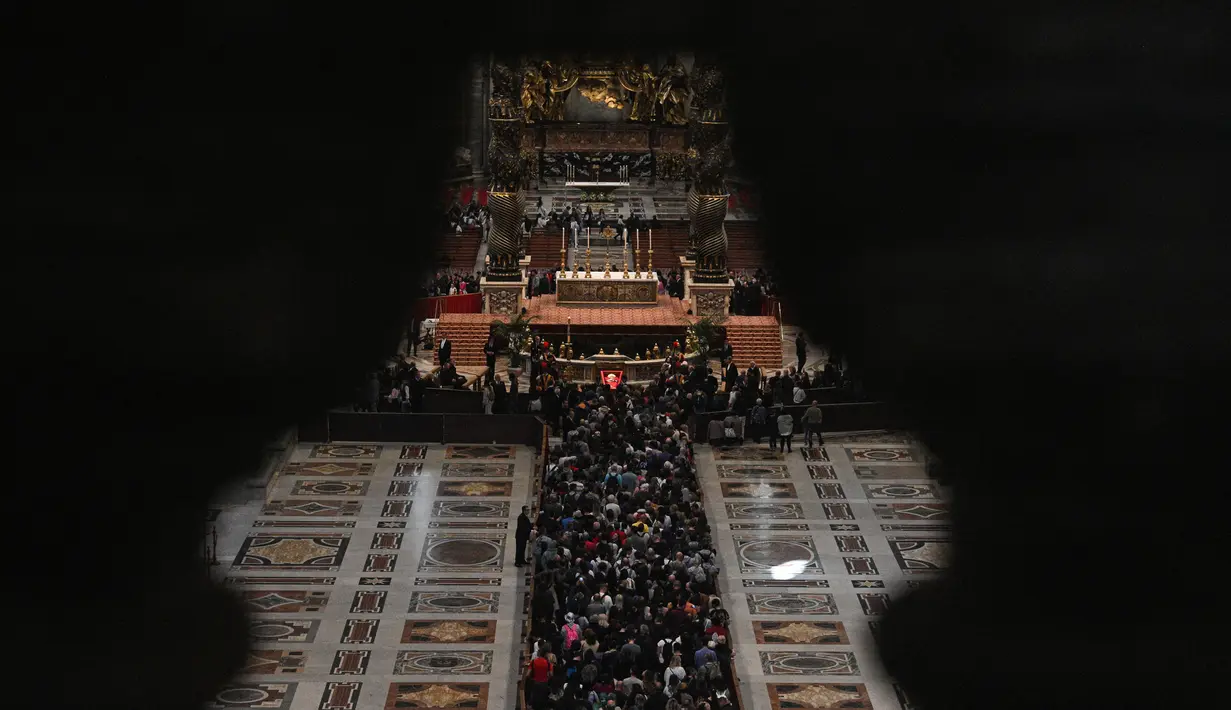 Otoritas Vatikan pada 25 April 2025 mengatakan lebih dari 128.000 orang telah datang memberikan penghormatan terakhir kepada Paus Fransiskus. (Tiziana FABI/AFP)