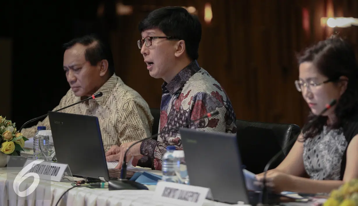 Direktur Utama PT Surya Citra Media Tbk (SCMA) Sutanto Hartono (tengah) memaparkan performa perusahaan dalam paparan publik SCM di SCTV Tower, Jakarta, Jumat (16/12/2016). SCM akan semakin memperkuat bisnis konten di 2017 (Liputan6.com/Faizal Fanani)