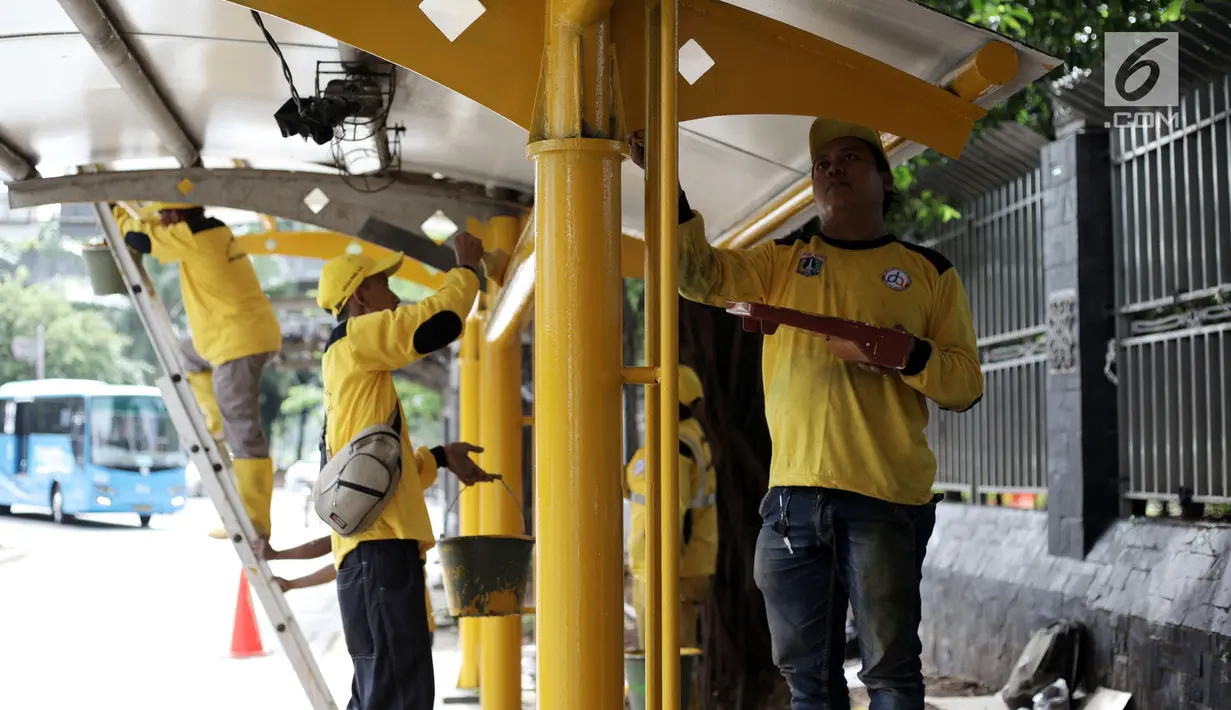 Petugas Dinas Bina Marga Pemprov DKI mengecat bagian halte Transjakarta di Jalan Perwira, Jakarta, Jumat (5/1). Pengecatan dilakukan guna mempercantik halte menyambut perhelatan olahraga terbesar se-Asia atau Asian Games 2018. (Liputan6.com/Arya Manggala)