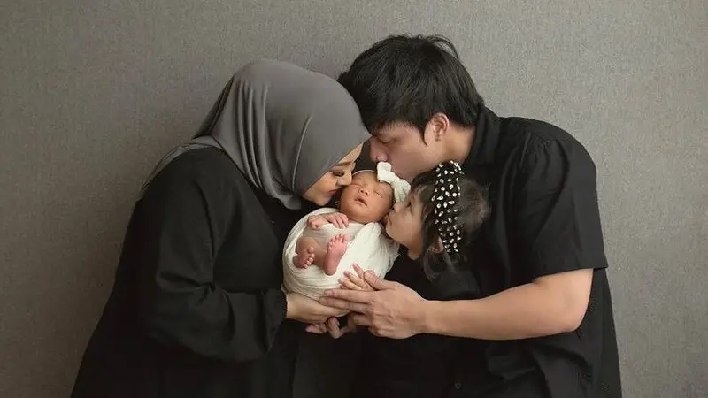 Potret Atta Halilintar, Aurelie Hermansyah, Ameena Hanna Nur Atta, dan Baby Azura (Sumber: Instagram/attahalilintar dan Instagram/azuraatta)