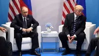 Ekspresi Presiden AS, Donald Trump dan Presiden Rusia Vladimir Putin saat bertemu di KTT G20, di Hamburg, Jerman (7/7). Pertemuan kedua pemimpin negara adidaya ini menjadi sorotan dunia. (AFP Photo/Soul Loeb)