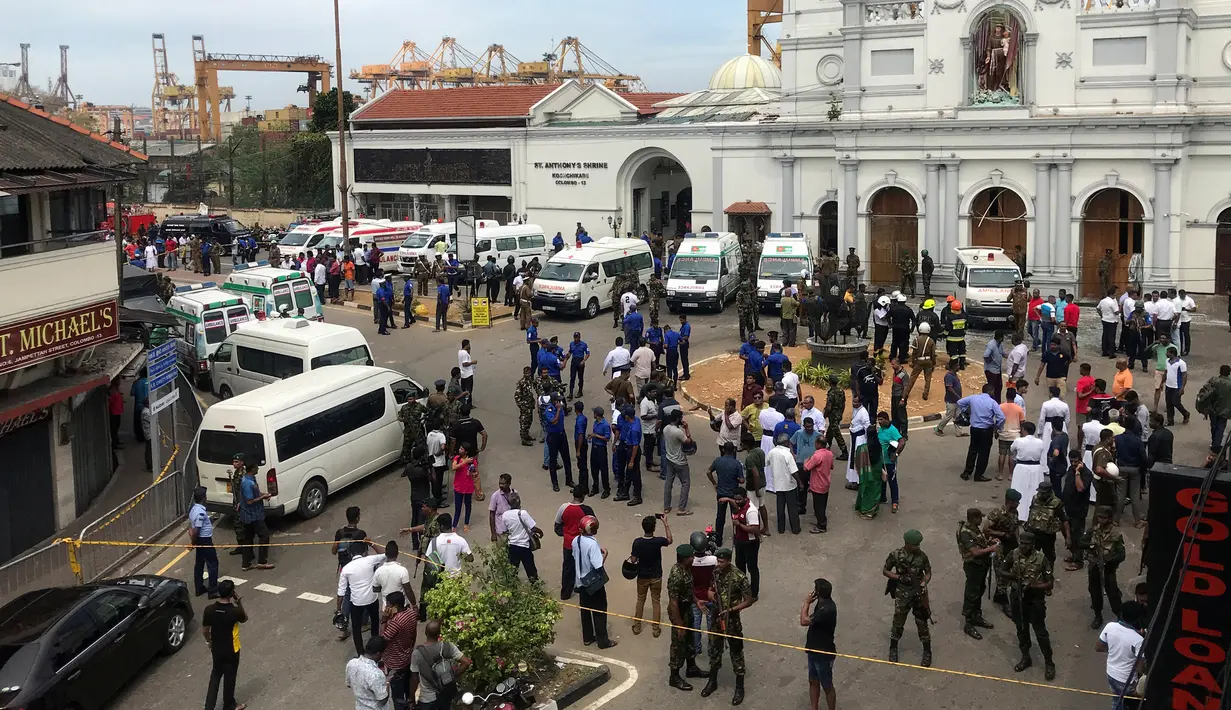 Pejabat militer Sri Lanka berjaga di depan Gereja St Anthony's Shrine usai terjadi ledakan di Kochchikade, Kolombo, Sri Lanka, Minggu (21/4). Tiga gereja yang menjadi serangan ledakan Sri Lanka berada di Kochchikade, Negombo, dan Batticaloa. (REUTERS/Dinuka Liyanawatte)