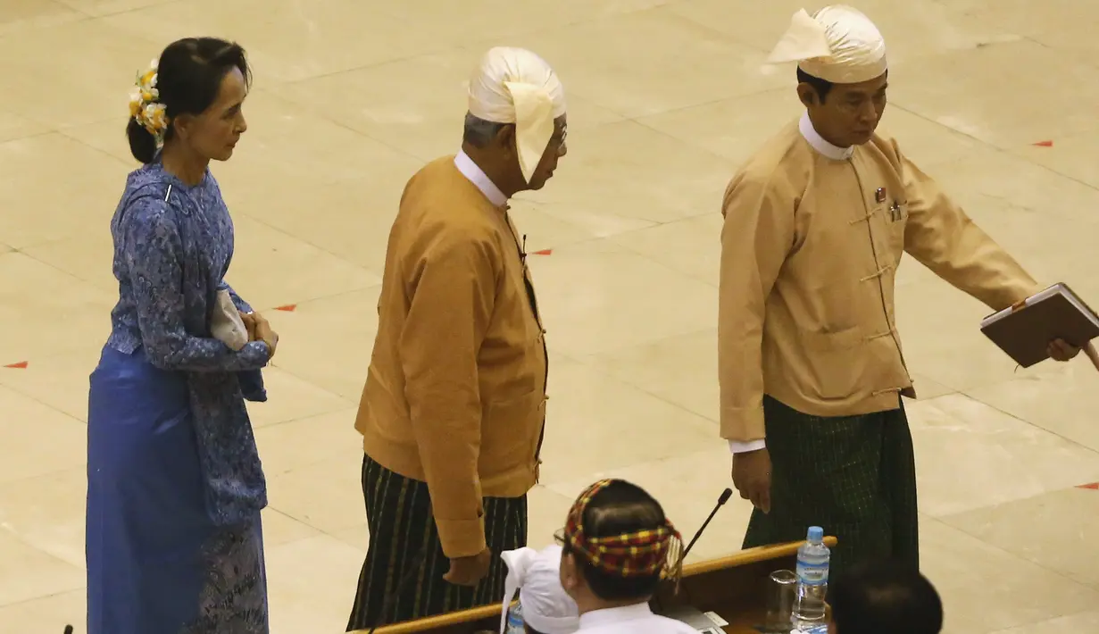 Pimpinan Liga Nasional untuk Demokrasi, Aung San Suu Kyi menghadiri pelantikan Presiden Myanmar Htin Kyaw di Naypyidaw, Rabu (30/3). Pelantikan Kyaw menandai berakhirnya kekuasaan militer dan dimulainya pemerintahan murni sipil. (REUTERS/Soe Zeya Tun)