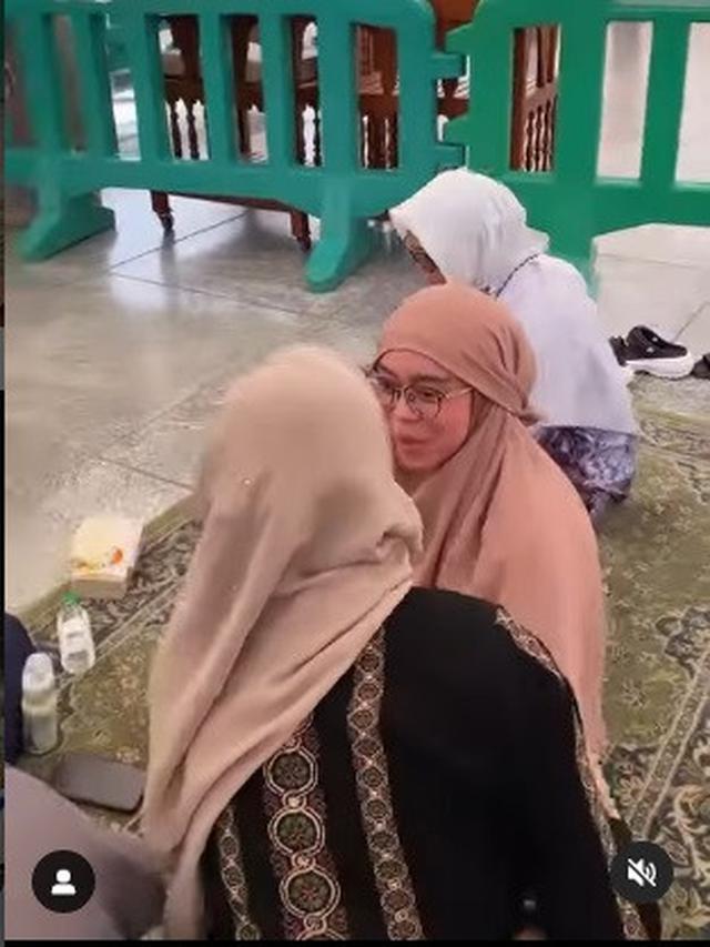 Lesti Kejora dan Bebizie bertemu di Madinah (Foto: Instagram bebizie)