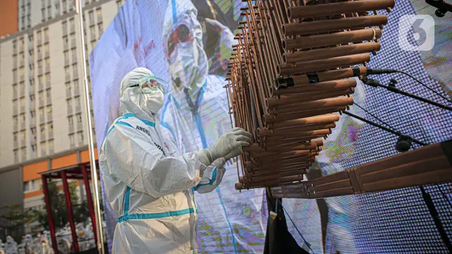 FOTO: Nakes dan Pasien COVID-19 Main Angklung Peringati 1 Tahun RSDC Wisma Atlet