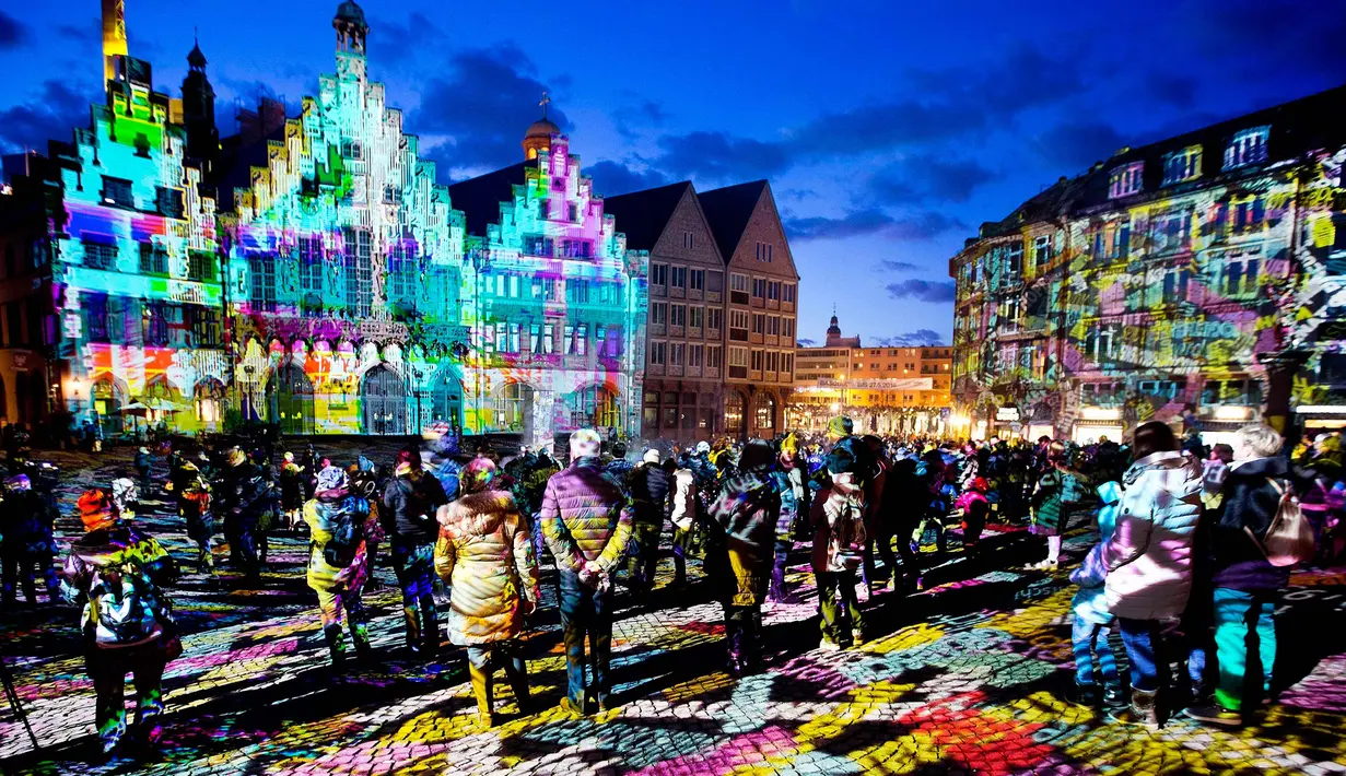 Gedung Balai kota dan alun-alun Roemer diterangi selama festival cahaya "Luminale" di Frankfurt, Jerman, (20/3). (AP Photo / Michael Probst)